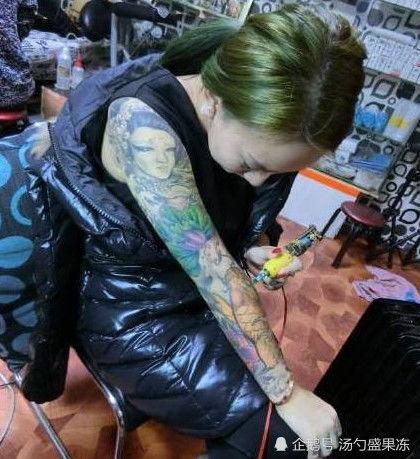 网红纹身女图片,探寻纹身女背后的故事