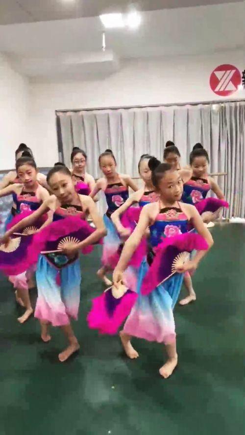 哈密瓜老师舞蹈视频,活力四溢，舞动青春