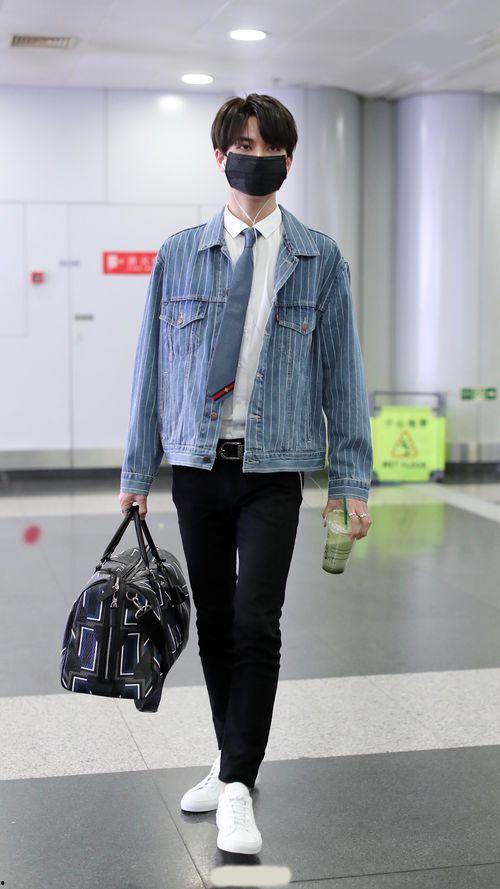 牛仔裤男明星同款,揭秘男明星同款牛仔裤的时尚魅力