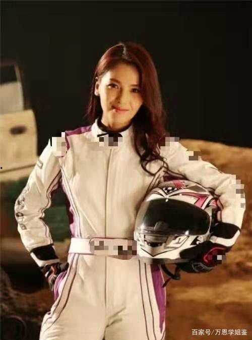 女明星跪照,镜头下的深情与敬意