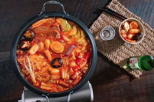 网红泡面摆摊车,街头美食新潮流，流动美味引围观